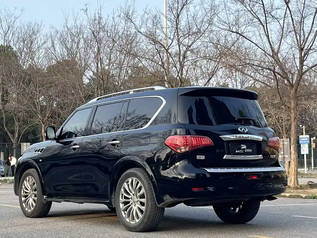 Infiniti QX80 5.6 L 4 WD