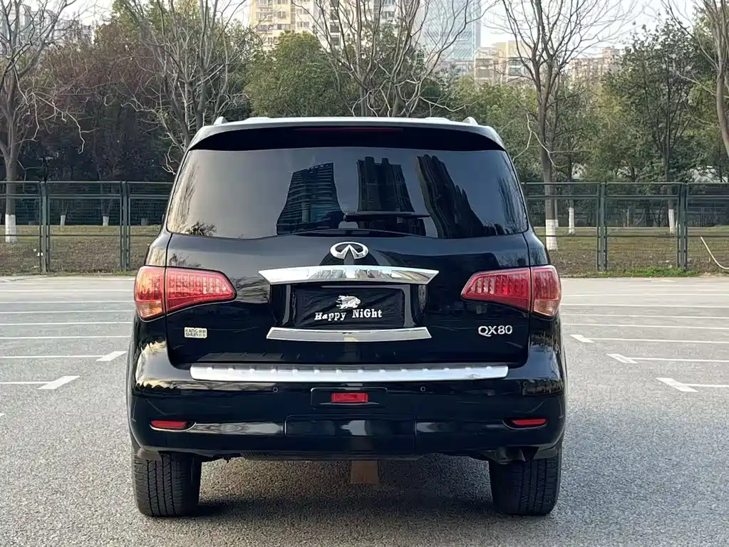 Infiniti QX80 5.6 L 4 WD