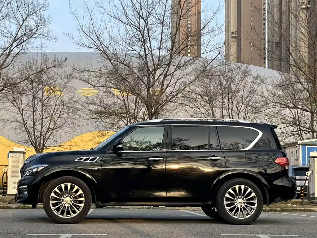 Infiniti QX80 5.6 L 4 WD