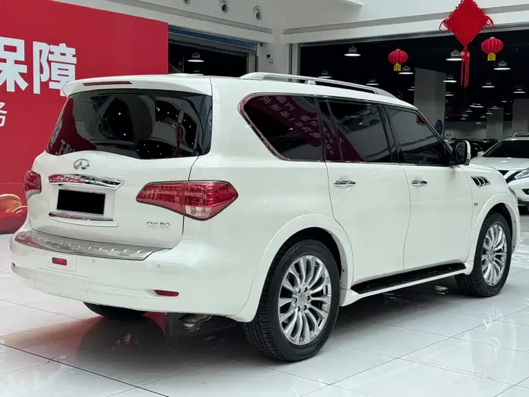 Infiniti QX80 5.6 L 4 WD