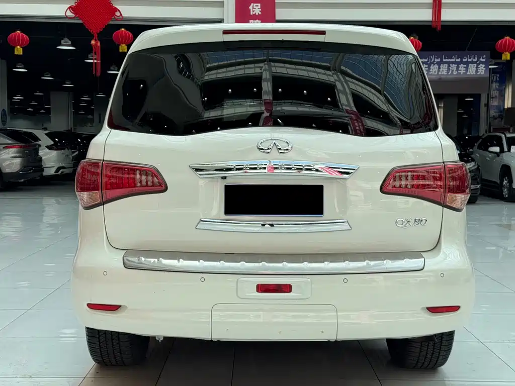 Infiniti QX80 5.6 L 4 WD