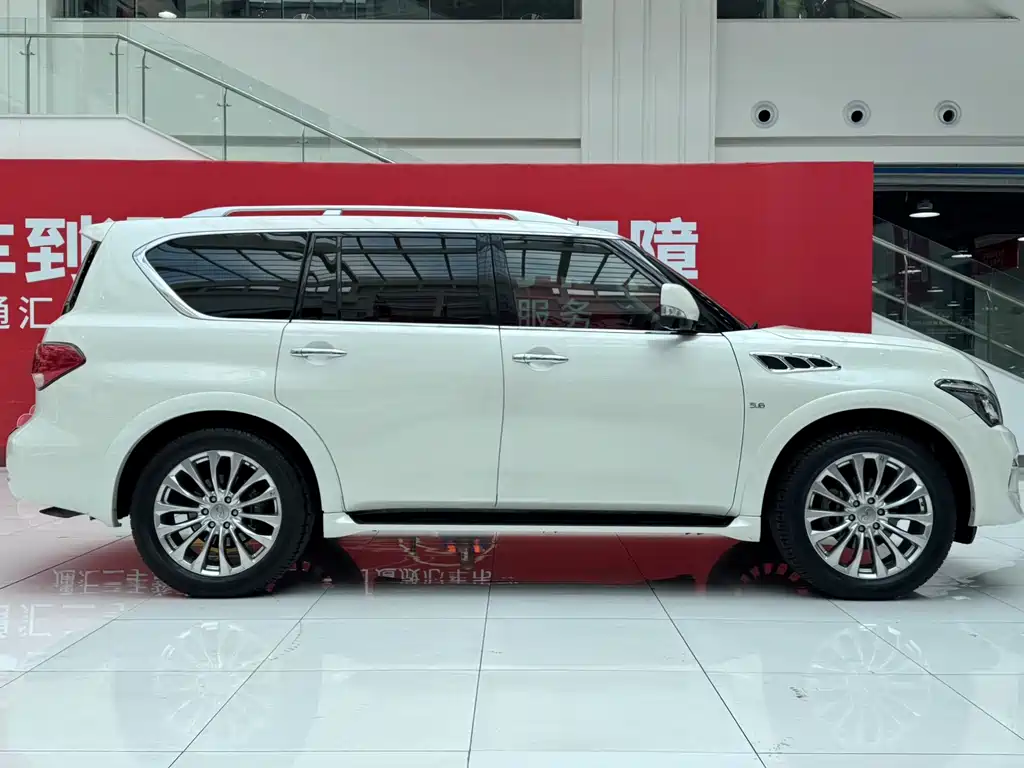 Infiniti QX80 5.6 L 4 WD