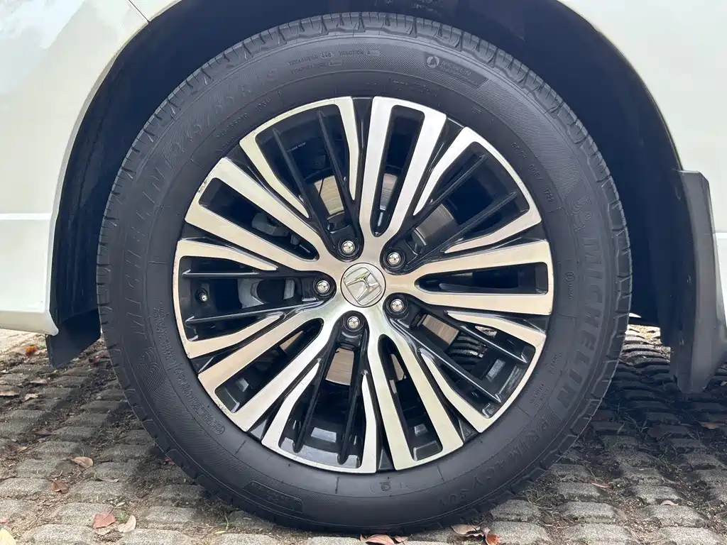 Avancier 370 TURBO 4 WD Premium