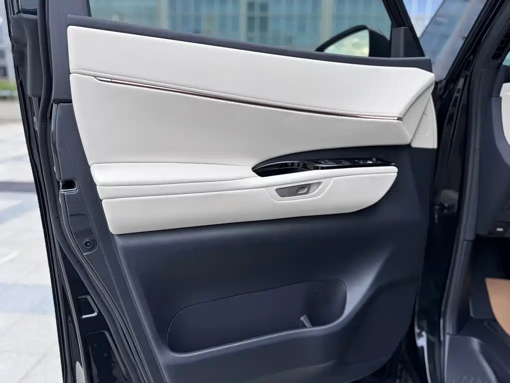 Lexus LM 500 h 6-seat Supreme