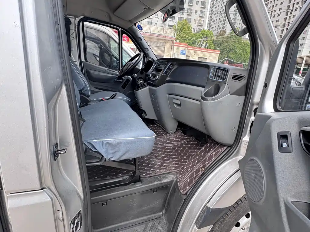 Toano 2.5 T Manual Highway SWB Mid Roof 5 6-seat4 J25 TC3
