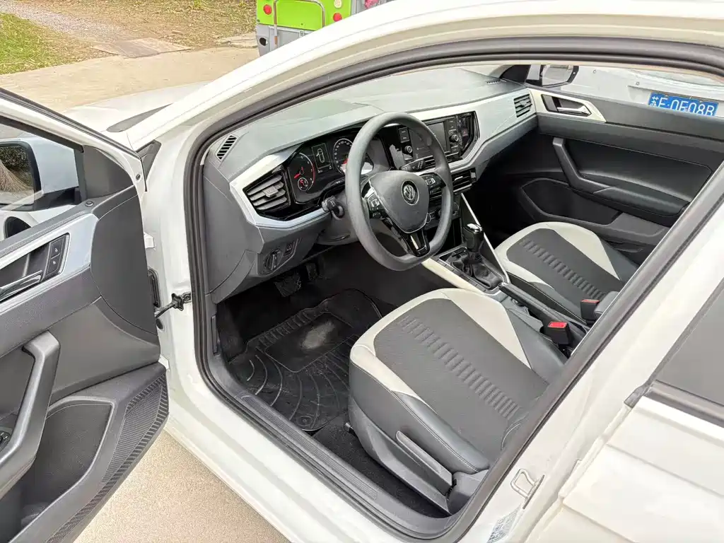 Polo Plus 1.5 L Auto Colorful Tech