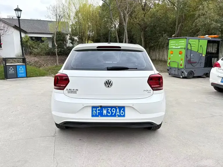 Volkswagen Polo Plus 1.5 L Auto Colorful Tech