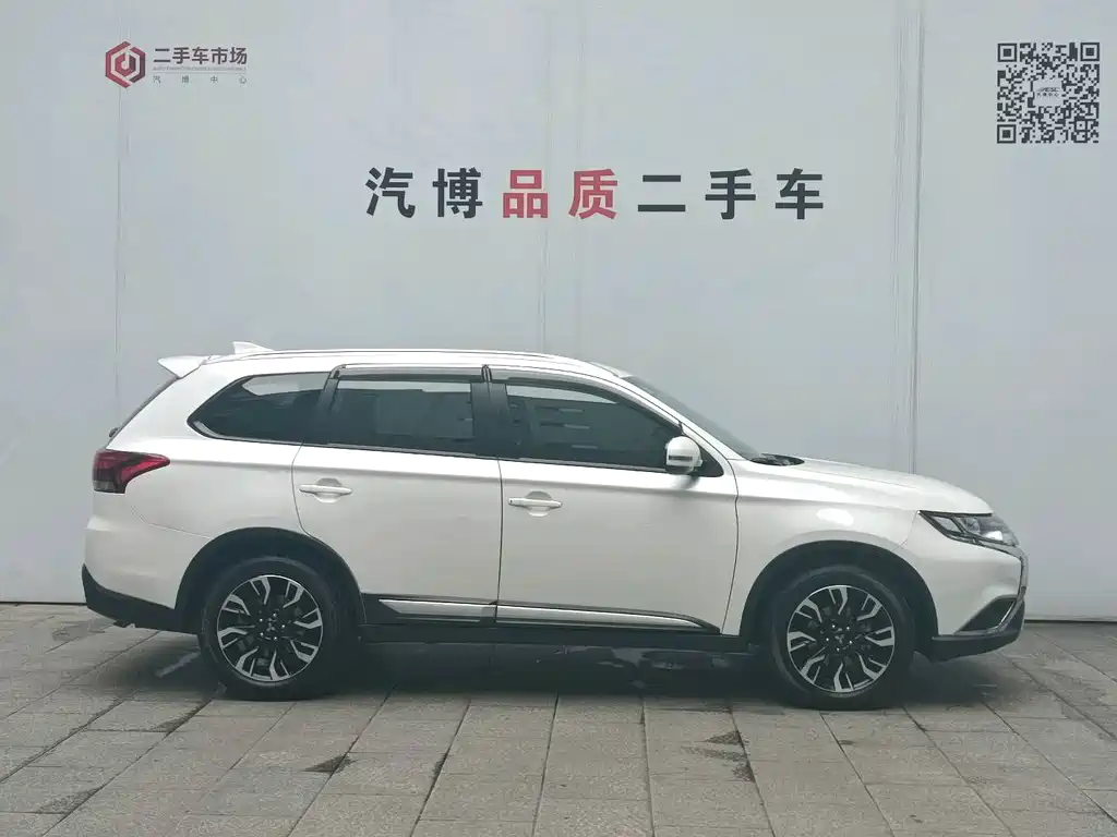Outlander 2.0 L 2 WD Smooth Enjoyment 5-seat CN-VI