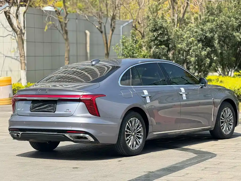Hongqi H5 2.0 T Auto Connected Flagship Enjoyment