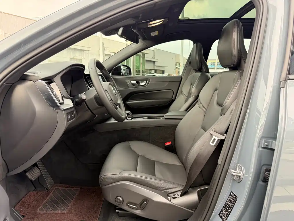 Volvo XC60 沃尔沃XC60 2022款 B5 四驱智逸运动版