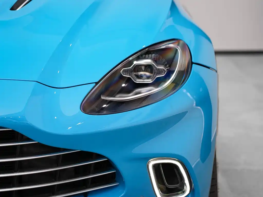 Aston Martin DBX 4.0 T V8 Return to Nature Realm