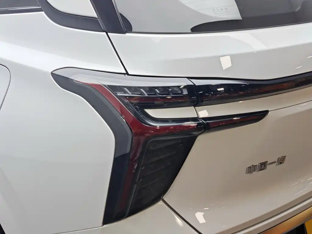 Hongqi HS3 PHEV 115 km Power Action