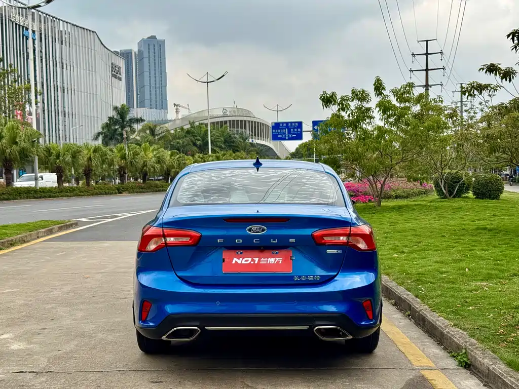 Focus Sedan EcoBoost 180 Auto Sharp Trend