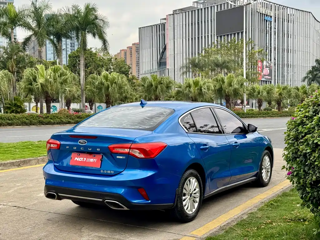 Focus Sedan EcoBoost 180 Auto Sharp Trend