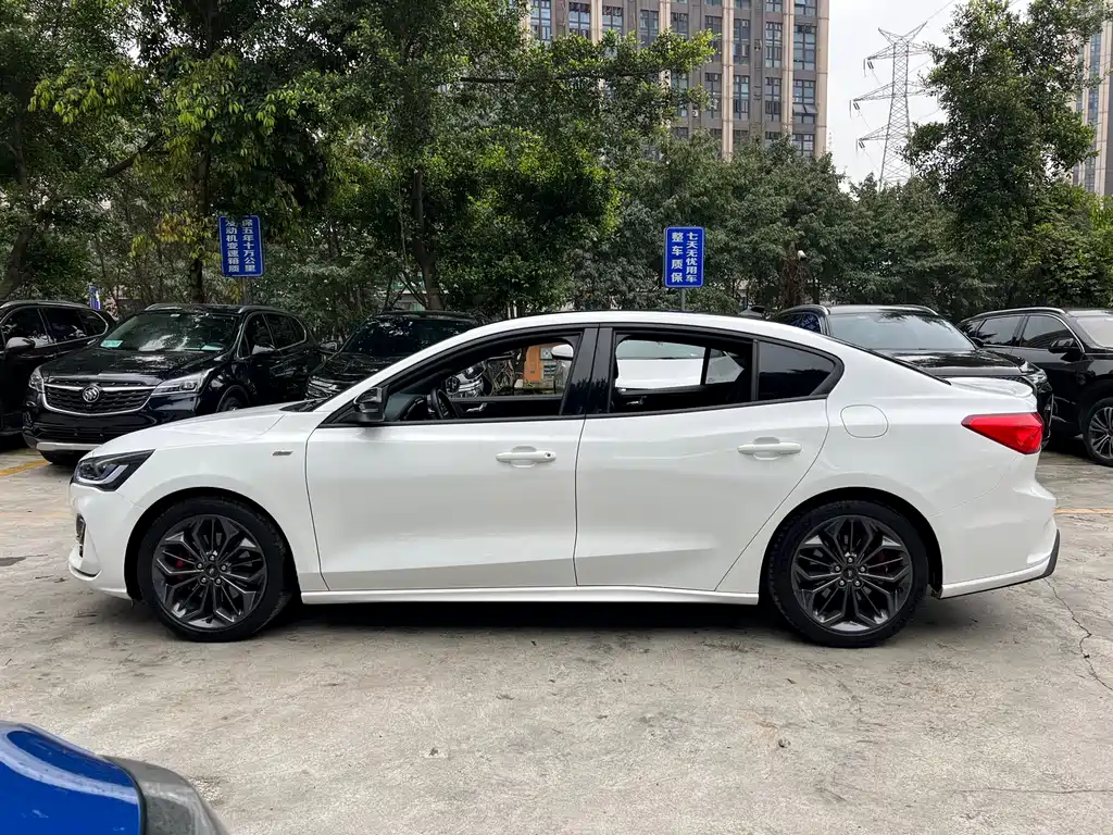 Focus Sedan EcoBoost 180 Auto ST Line
