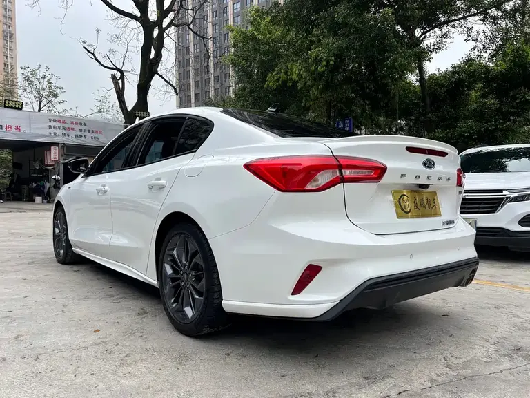 Ford Focus Sedan EcoBoost 180 Auto ST Line