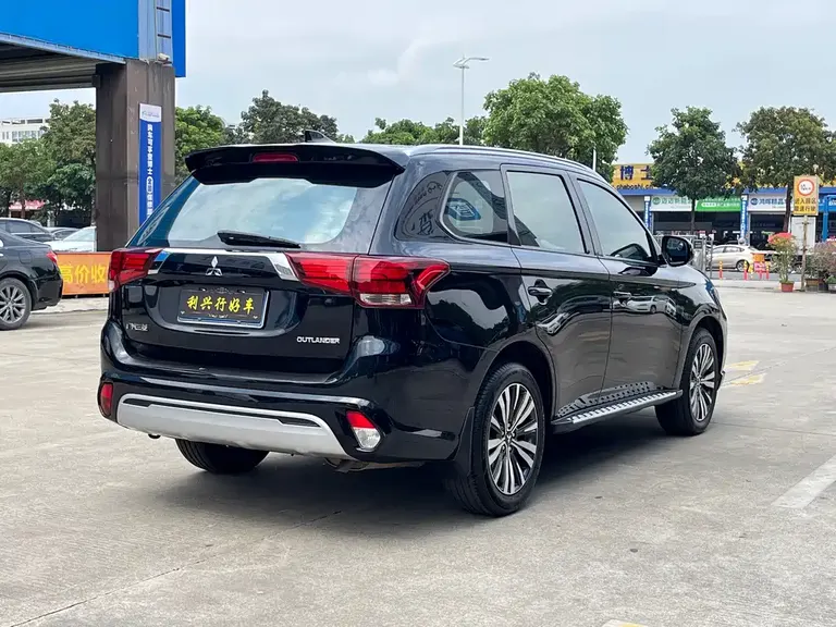 Mitsubishi Outlander Facelift 2.0 L 2 WD Smooth Enjoyment 5-seat