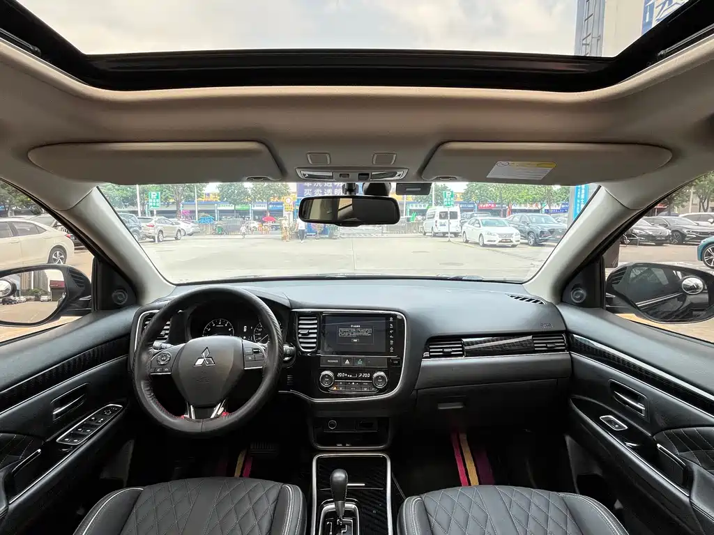 Outlander Facelift 2.0 L 2 WD Smooth Enjoyment 5-seat