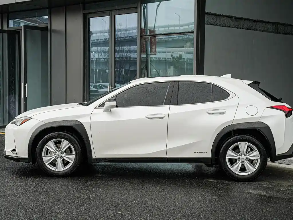 Lexus UX 260 h · CN-V