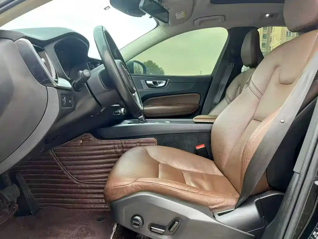 Volvo XC60 T5 4 WD Smart Ease CN-VI
