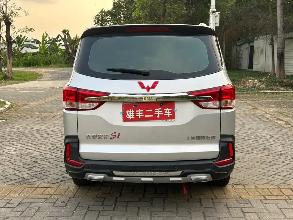 Wuling Hongguang 五菱宏光 2016款 1.5 L S1尊享型国V