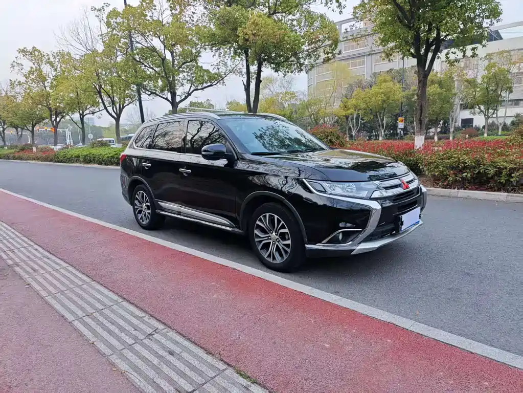 Outlander 2.4 L 4 WD Luxury 7-seat