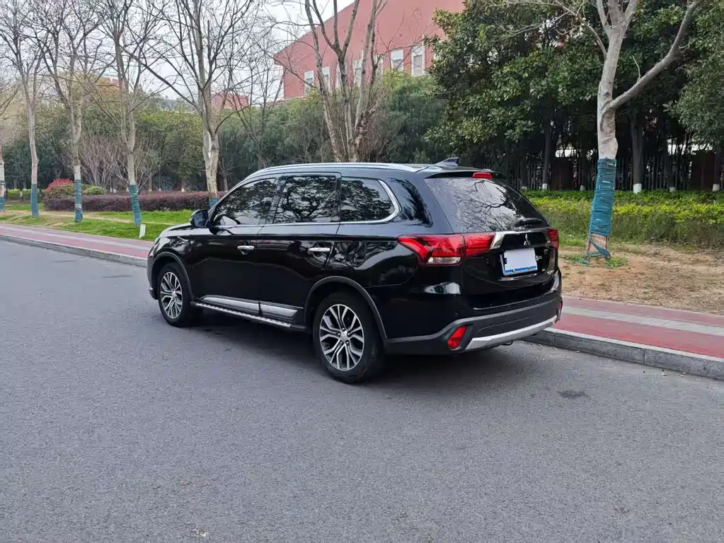 Outlander 2.4 L 4 WD Luxury 7-seat