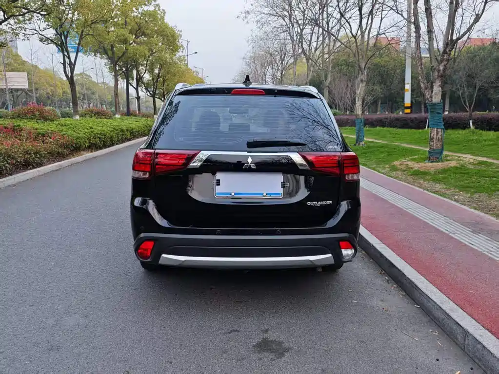 Outlander 2.4 L 4 WD Luxury 7-seat
