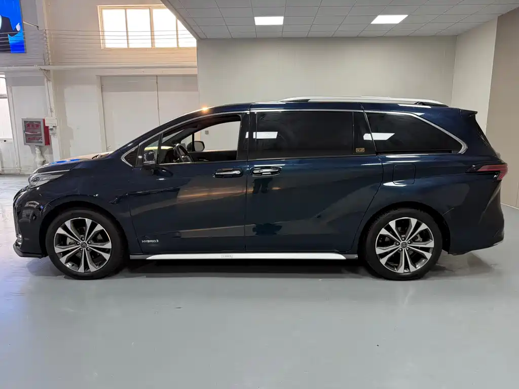 Granvia 2.5 L Hybrid Flagship VIP