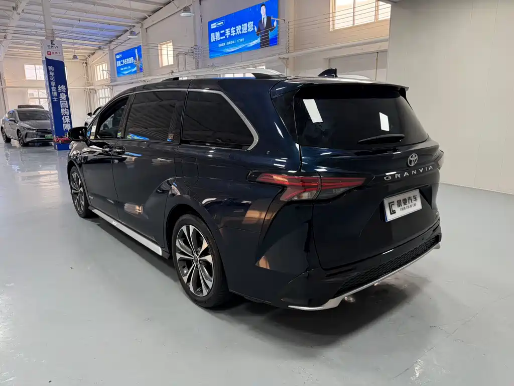 Granvia 2.5 L Hybrid Flagship VIP