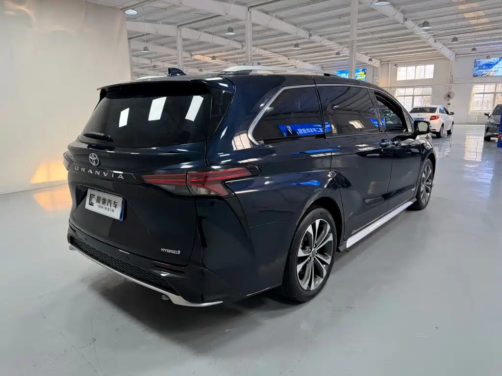 Granvia 2.5 L Hybrid Flagship VIP