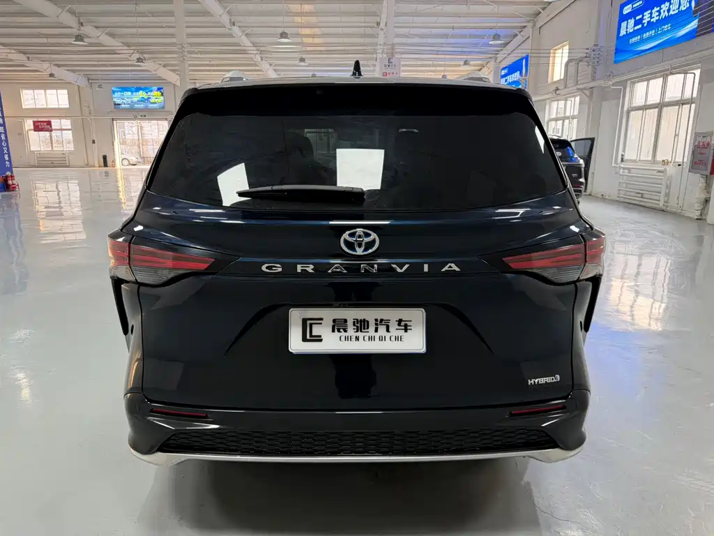 Granvia 2.5 L Hybrid Flagship VIP