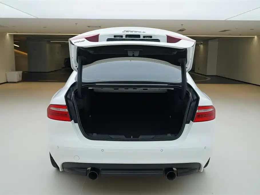 Jaguar XE 2.0 T 240 PS R-Sport