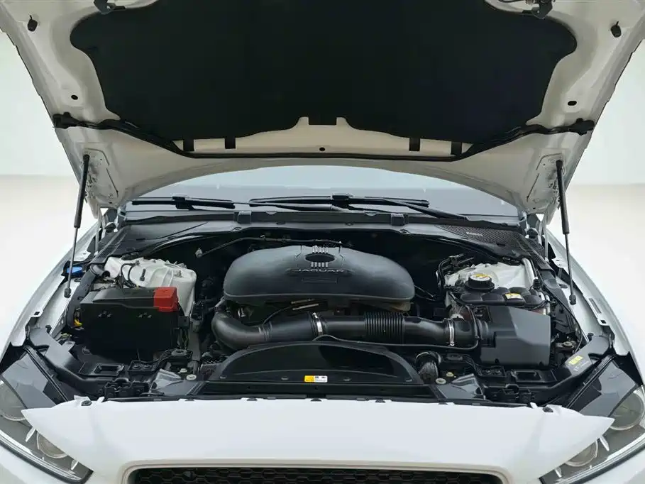 Jaguar XE 2.0 T 240 PS R-Sport