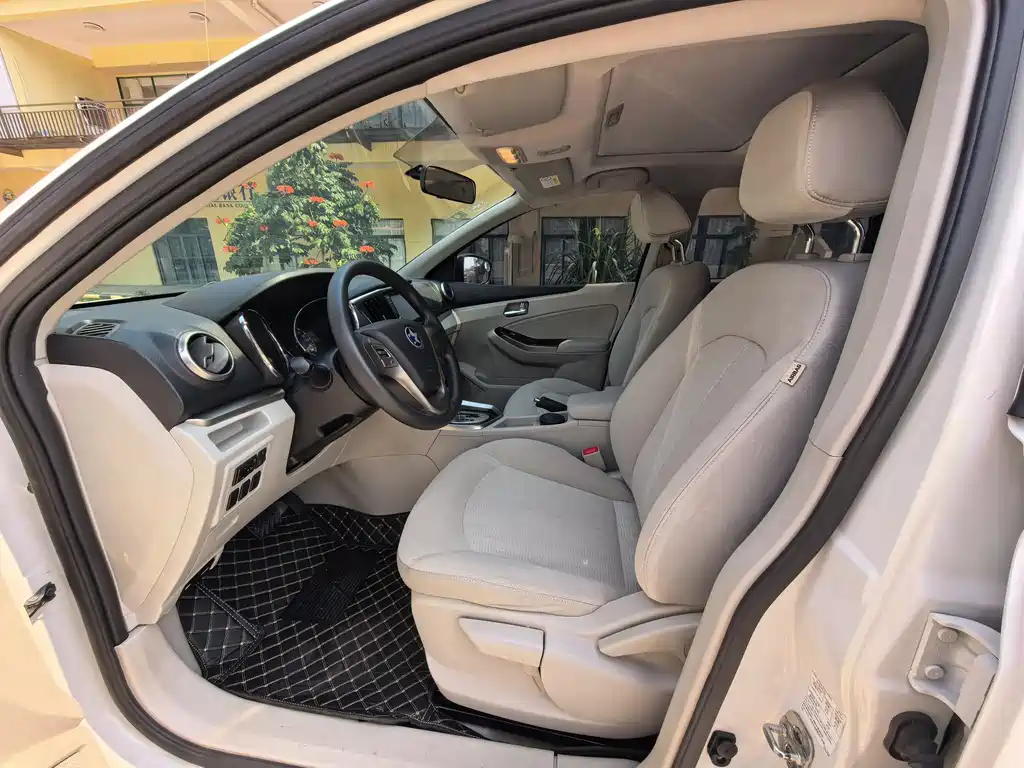 Venucia T70 启辰T70 2016款 2.0 L CVT睿趣版