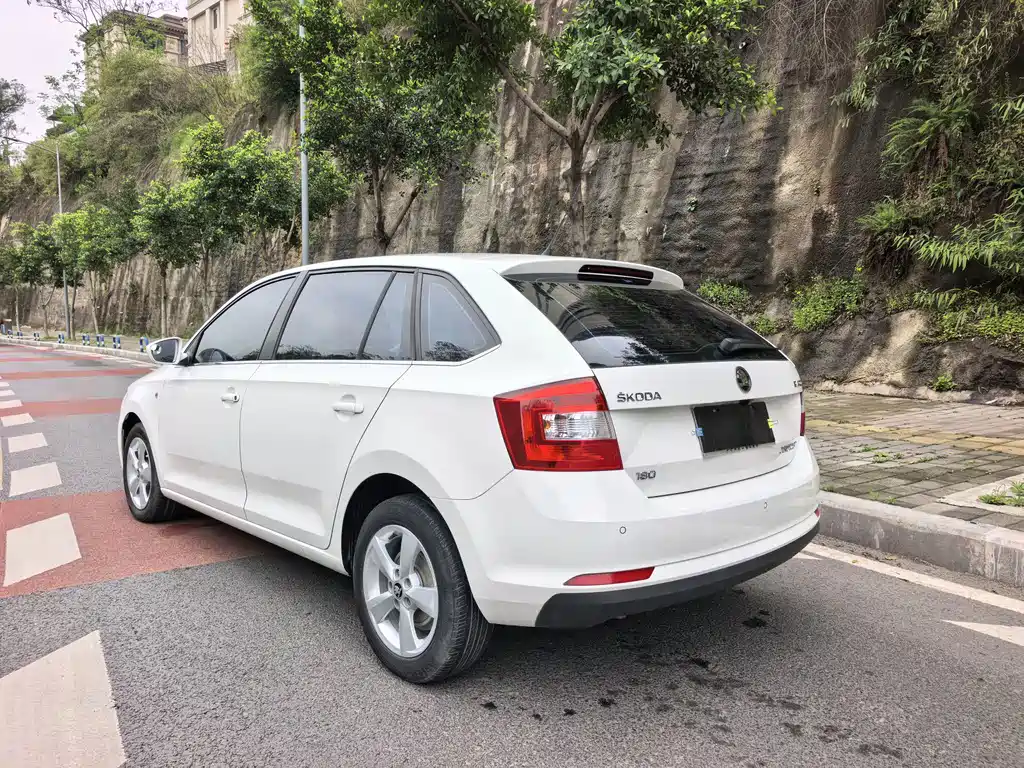 Rapid Spaceback Facelift 1.6 L Auto Creation