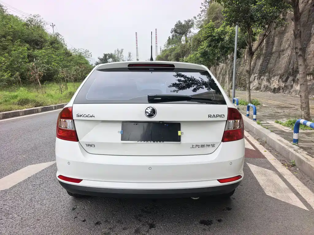 Rapid Spaceback Facelift 1.6 L Auto Creation