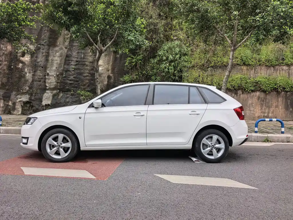 Rapid Spaceback Facelift 1.6 L Auto Creation
