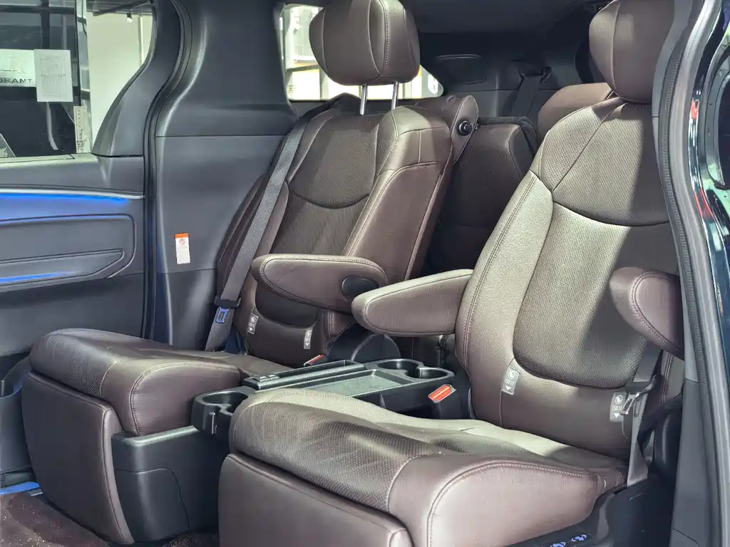 Granvia 2.5 L Hybrid Flagship VIP