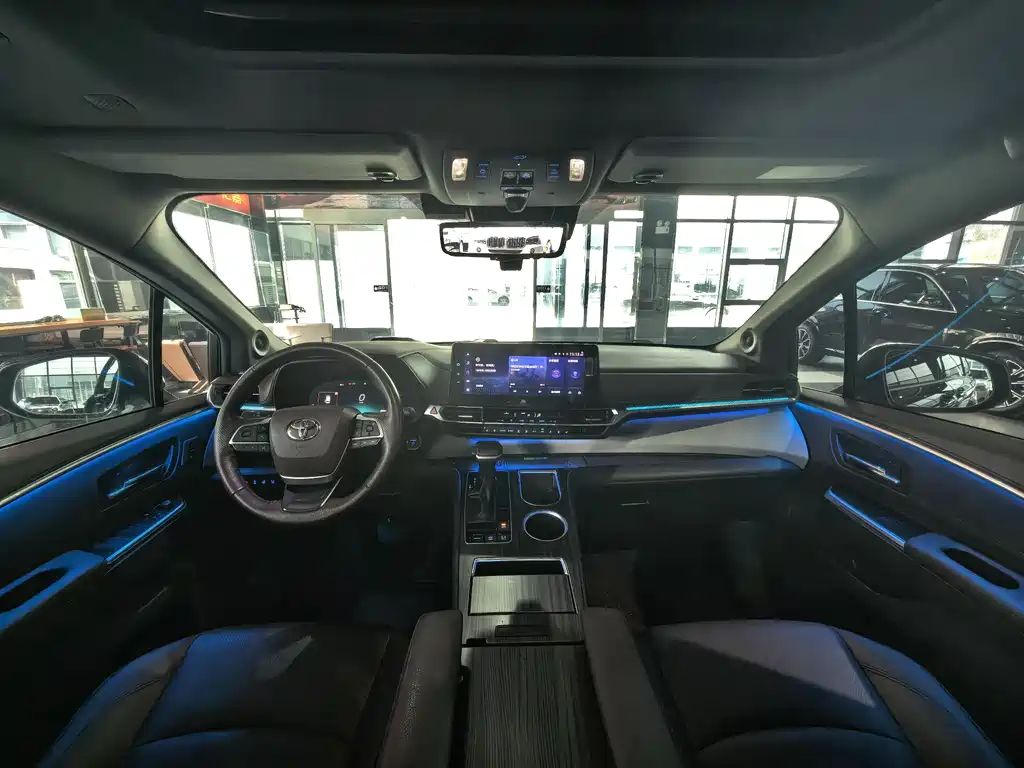 Granvia 2.5 L Hybrid Flagship VIP