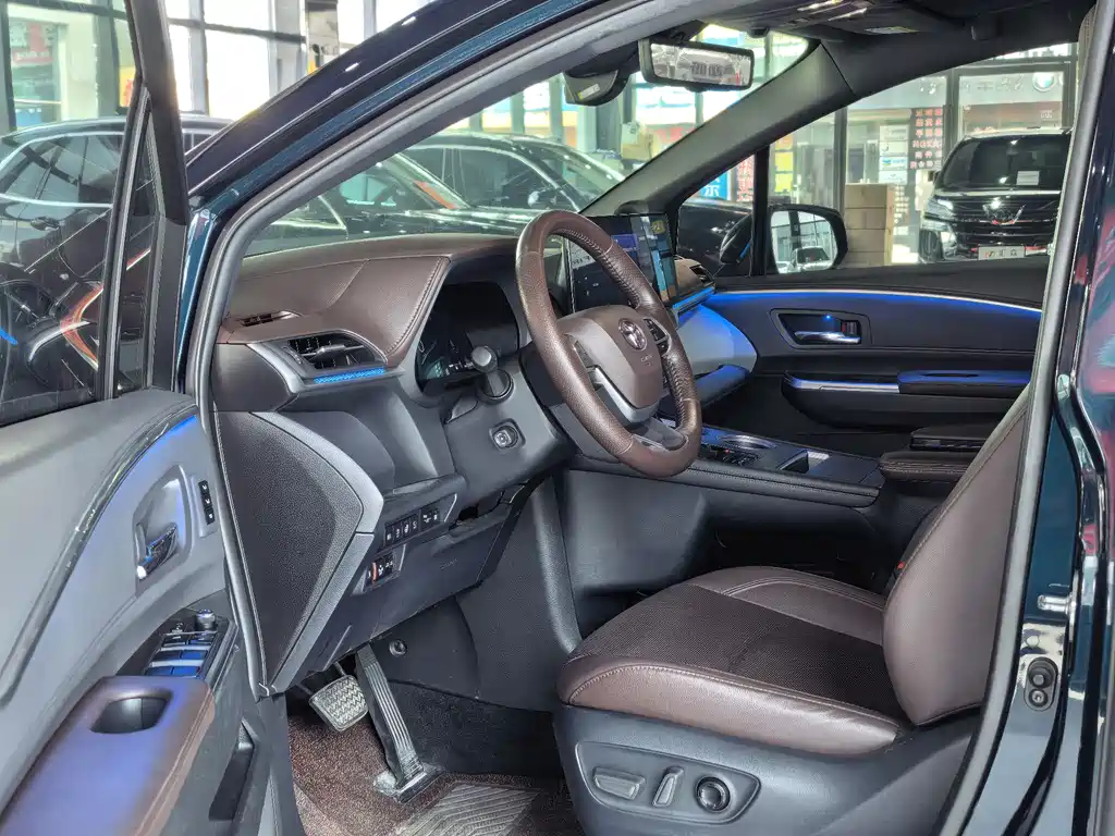 Granvia 2.5 L Hybrid Flagship VIP