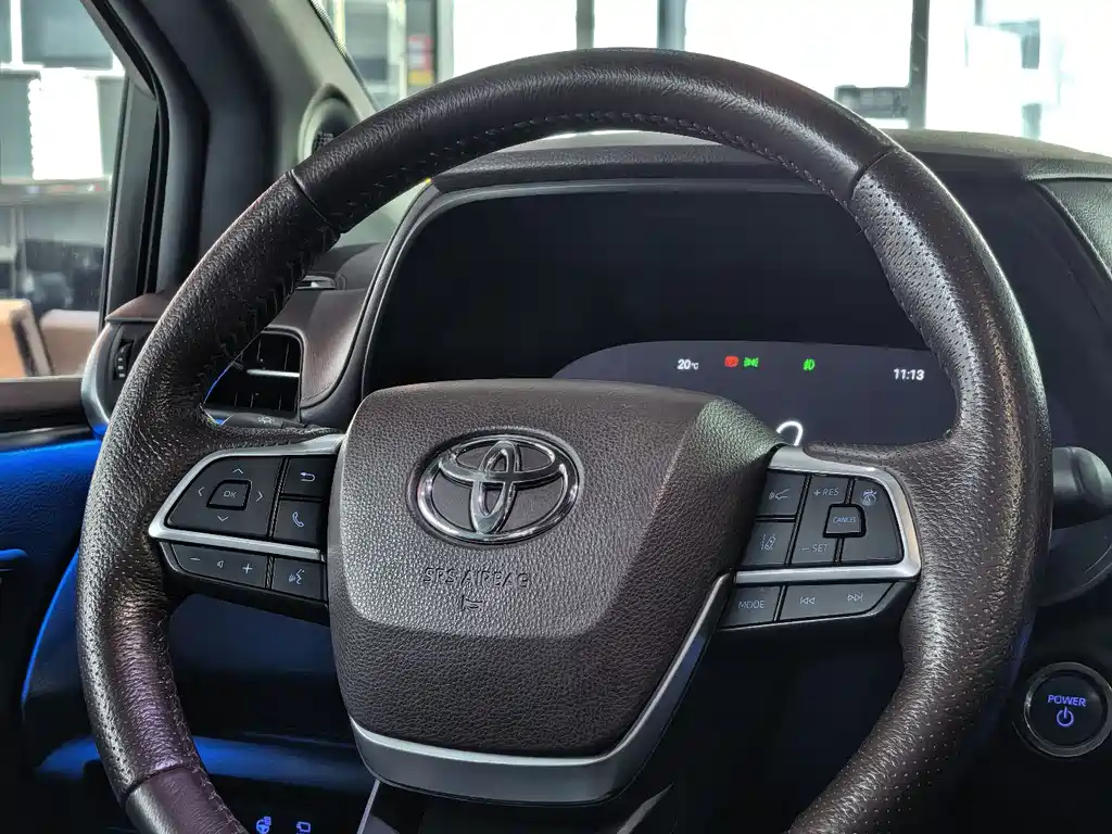 Granvia 2.5 L Hybrid Flagship VIP