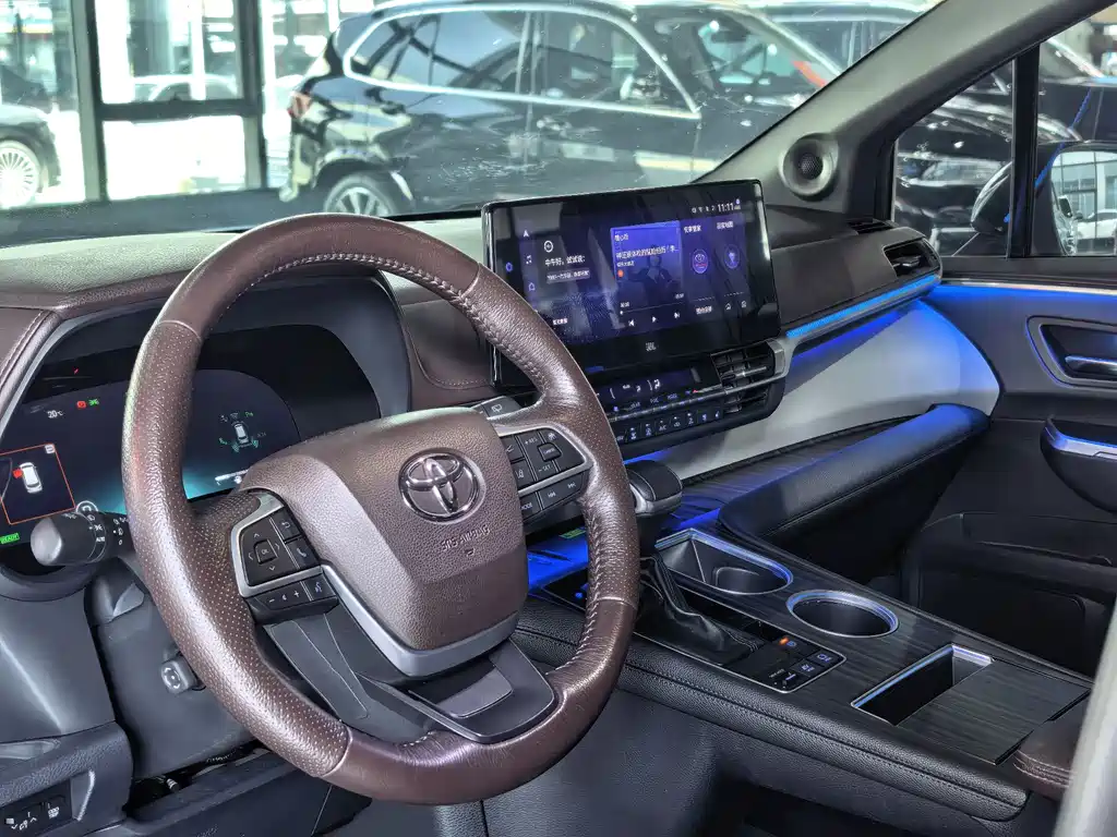 Granvia 2.5 L Hybrid Flagship VIP