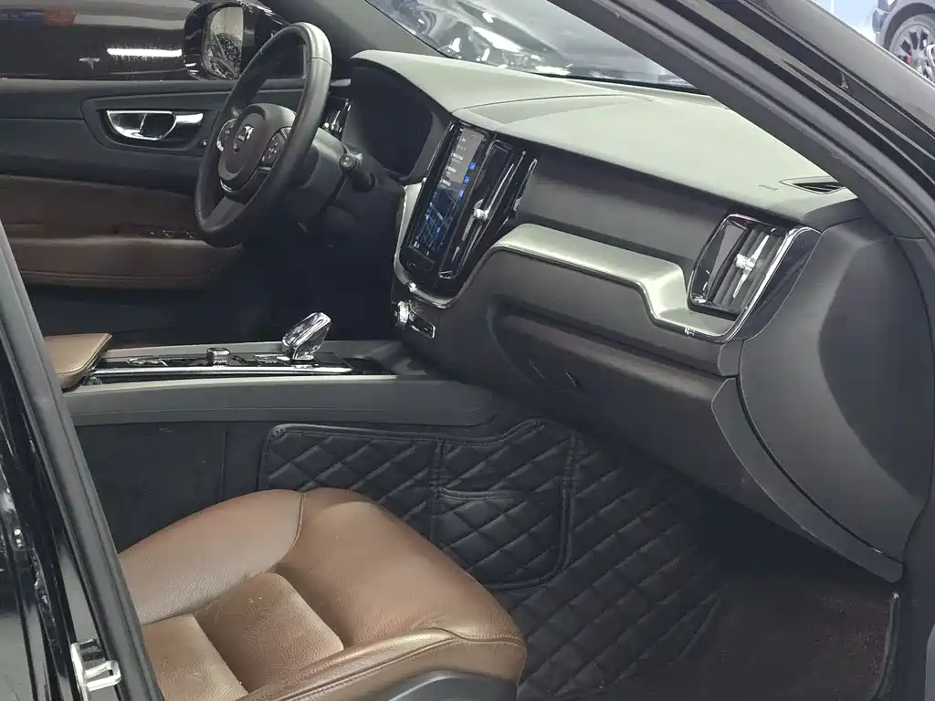 Volvo XC60 B5 4 WD Smart Ease Luxury