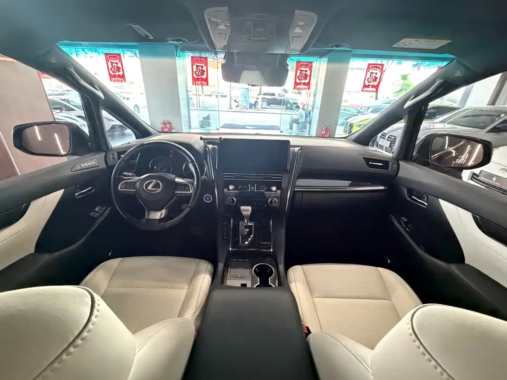 Lexus LM 300 h 4-seat Royal World