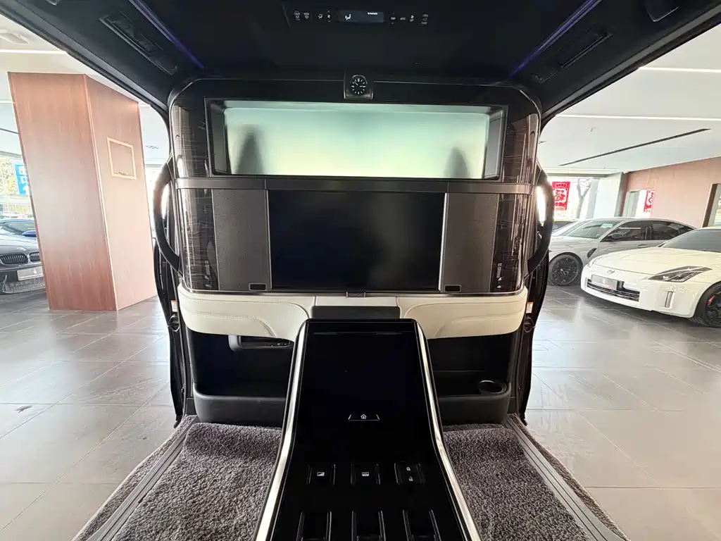 Lexus LM 300 h 4-seat Royal World