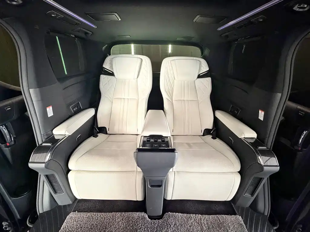 Lexus LM 300 h 4-seat Royal World