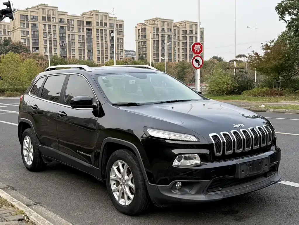 Cherokee 2.4 L Leading