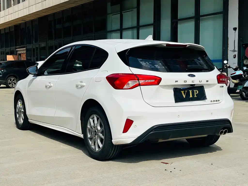 Focus Sedan EcoBoost 180 Auto Sharp Trend