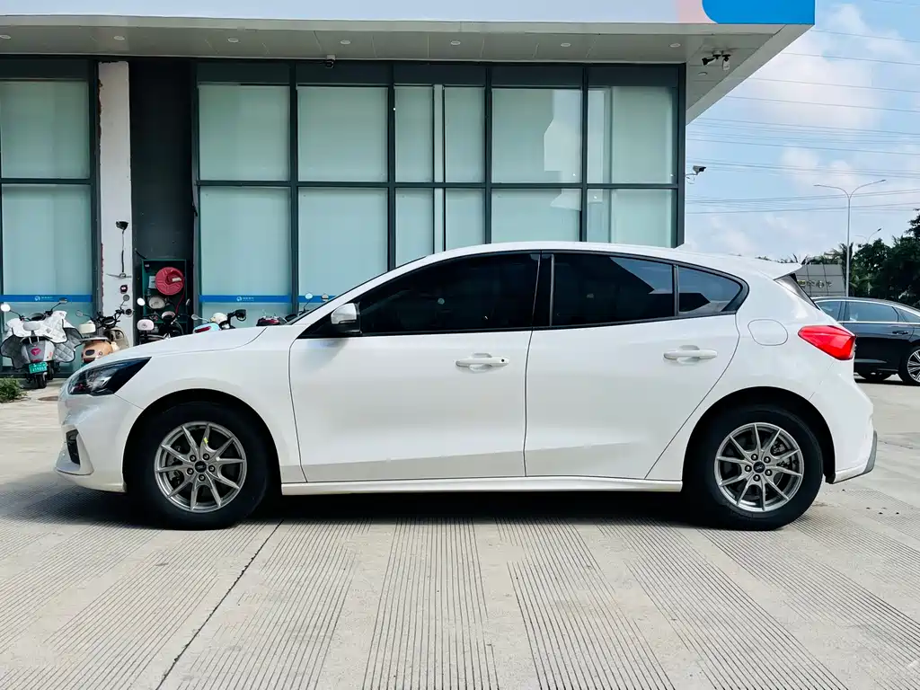 Focus Sedan EcoBoost 180 Auto Sharp Trend
